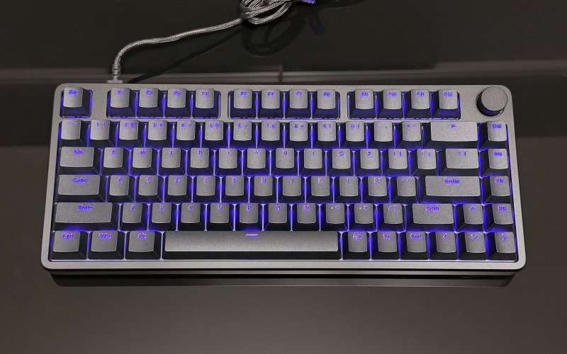 Sony INZONE KBD-H75 com as luzes acesas