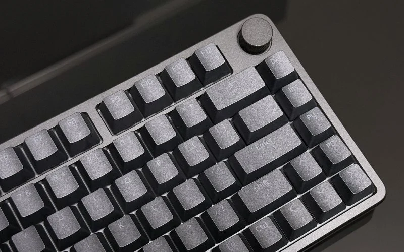 Sony INZONE KBD-H75 com as luzes apagadas