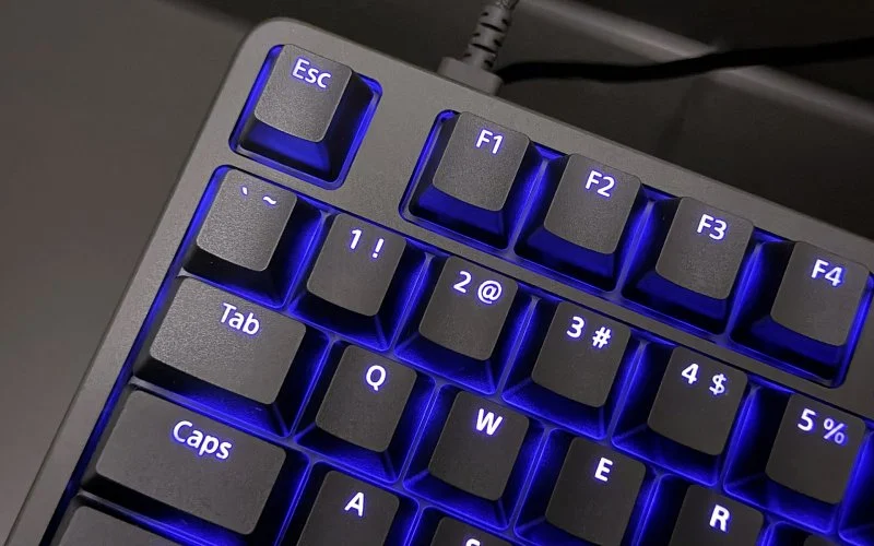 Sony INZONE KBD-H75 com as luzes acesas